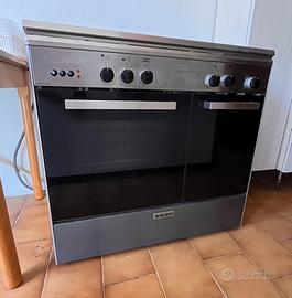 Cucina a GAS  con 4 fuochi   Usata molto poco