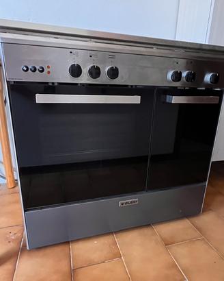 Cucina a GAS  con 4 fuochi   Usata molto poco