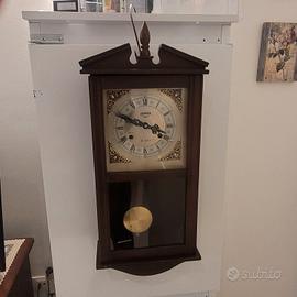 orologio meccanico a pendolo