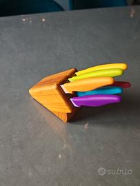 ceppo con coltelli multicolor