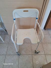 Deambulatore, sedia doccia, sedia a rotelle