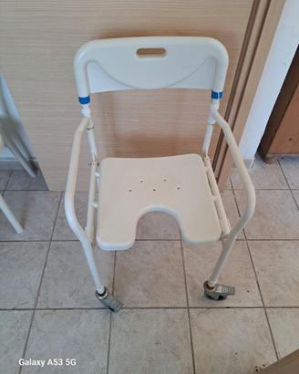 Deambulatore, sedia doccia, sedia a rotelle