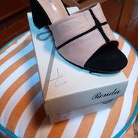 Sandalo con tacco medio.