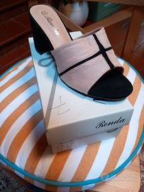 Sandalo con tacco medio.