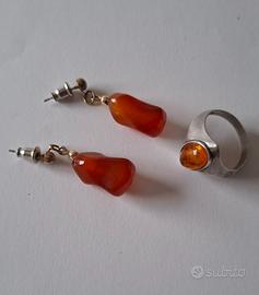 ANELLO E ORECCHINI CON PIETRA CORNIOLA VINTAGE.