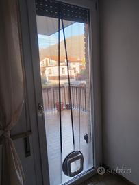 Vetro porta finestra con foro per porticina gatto