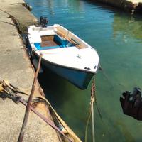 Barca Paoletti all'ormeggio con motore Suzuki 6cv