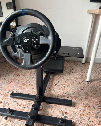 Thrustmaster T300RS con pedaliera e postazione