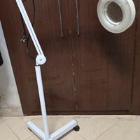 lampada con lente d'ingrandimento 