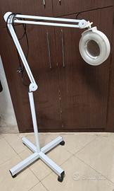 lampada con lente d'ingrandimento 