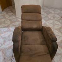 Poltrona alzapersona elettrica.
