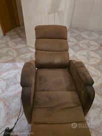 Poltrona alzapersona elettrica.