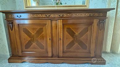 Elegante credenza classica in legno massello