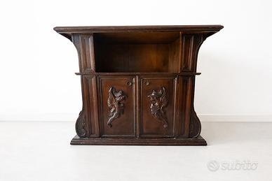 Mobile vintage in legno con intagli decorativi