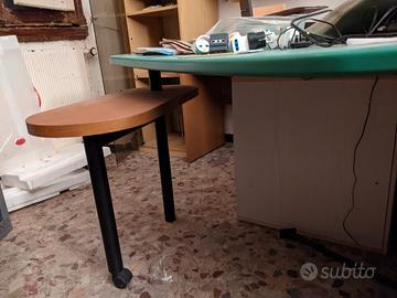 Scrivania con sgabello