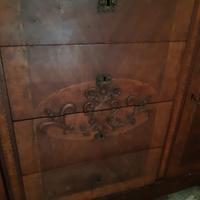 Elegante comò cassettone d’epoca in legno con pian