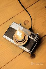 Lampada da tavolo macchina fotografica