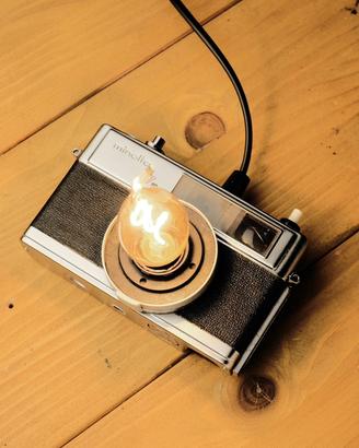 Lampada da tavolo macchina fotografica