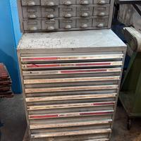 scaffale con punte e filiere da lavoro