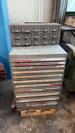 scaffale con punte e filiere da lavoro