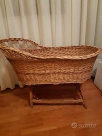 Culla interamente intrecciata in vimini 