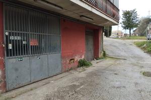 Locale garage magazzino deposito