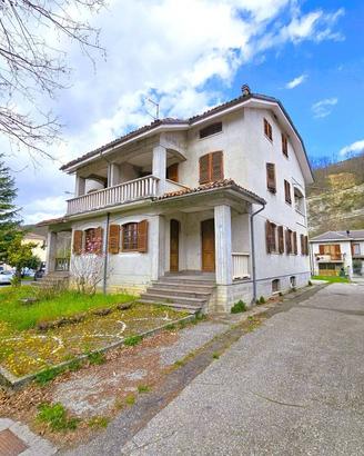 Villa di 450 m² con più di 5 locali a Cortemilia