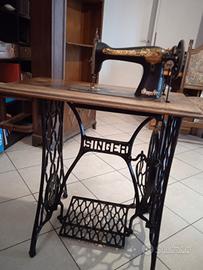 Macchina da cucire Singer antica con base ghisa