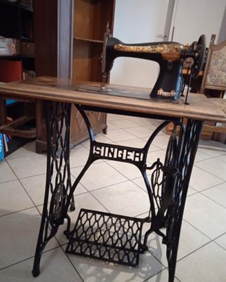 Macchina da cucire Singer antica con base ghisa