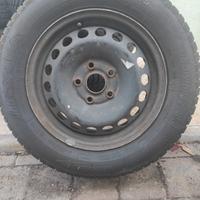 4 Gomme invernali 195/65 R15 su cerchi