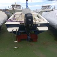 Barca a motore catamarano