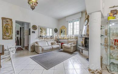 VILLA UNIFAMILIARE CON GIARDINO, ZONA "VILLAGGIO V