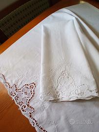 Tende in cotone e pizzo ricamate a mano
