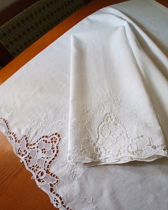 Tende in cotone e pizzo ricamate a mano
