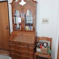 vetrinetta antica  e comò