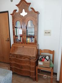 vetrinetta antica  e comò