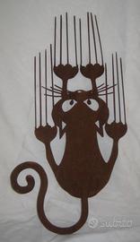 Gatto che striscia sul muro