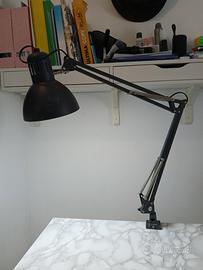 Lampada da scrivania o a muro