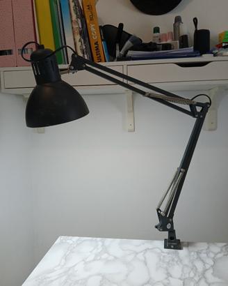 Lampada da scrivania o a muro