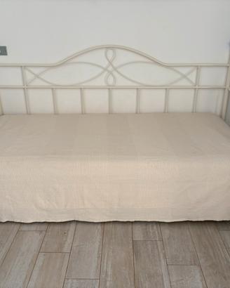 Coppia di letti/divano in ferro con rete a doghe