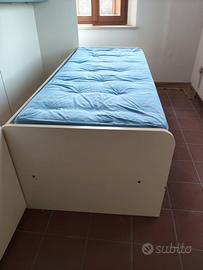 Letto con rete a doghe e materasso 