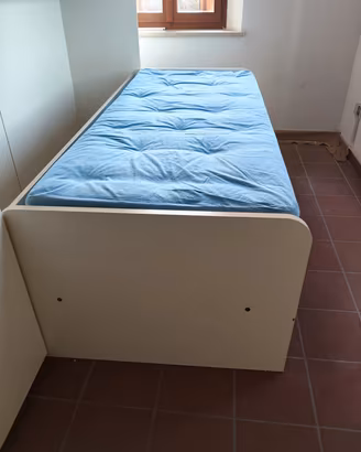 Letto con rete a doghe e materasso 