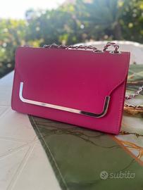 Borsa Pochette rigida fucsia con tracolla catena