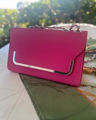 Borsa Pochette rigida fucsia con tracolla catena