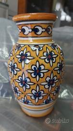 vaso con motivi floreali