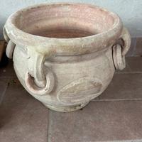 Vaso in terracotta rustico con manici decorativi