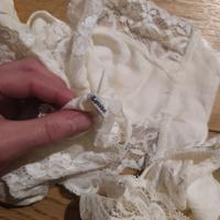 Slip bianchi, reggicalze e sottoveste