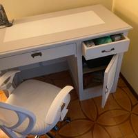 Scrivania e poltrona girevole