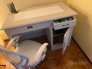 Scrivania e poltrona girevole