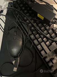 Computer co completo di tastiera e mouse con led